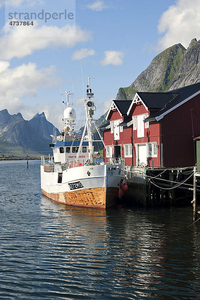 Fischerhäuser und Fischerboot  Lofoten  Norwegen  Skandinavien  Europa