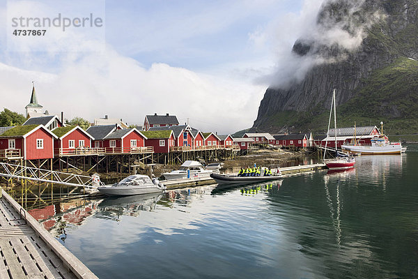 Fischerhäuser und Fischerboot  Lofoten  Norwegen  Skandinavien  Europa