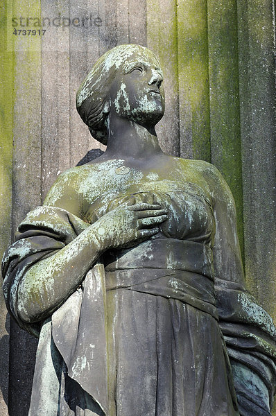 Trauernde Frauenfigur  Blick nach oben  Grabfigur  Ostenfriedhof  Dortmund  Ruhrgebiet  Nordrhein-Westfalen  Deutschland  Europa