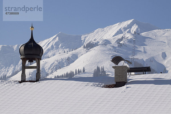 Verschneites Dach in Winterlandschaft  Achenkirch  Achensee  Skigebiet Christlum  Alpen  Tirol  Österreich