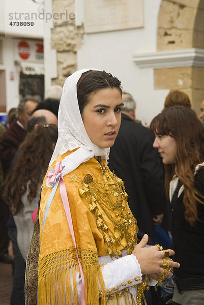 Junge Frau in traditioneller Tracht  Ibiza  Spanien  Europa