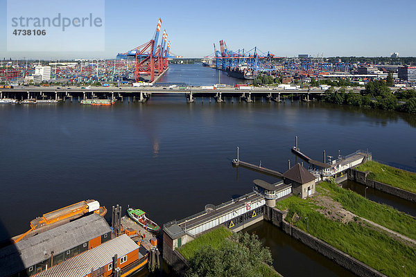 Waltershofer Hafen mit Rugenberger Schleuse  Burchardkai  Hamburg  Deutschland  Europa