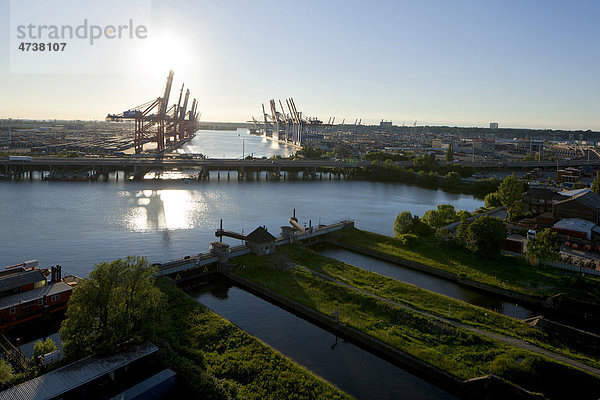 Waltershofer Hafen mit Rugenberger Schleuse  Hamburg  Deutschland  Europa