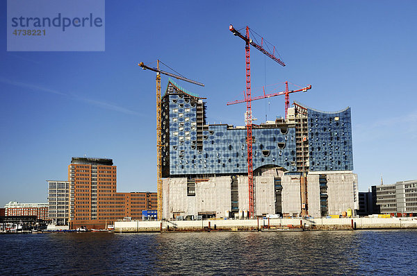 Die im Bau befindliche Elbphilharmonie in der Hafencity von Hamburg  Deutschland  Europa