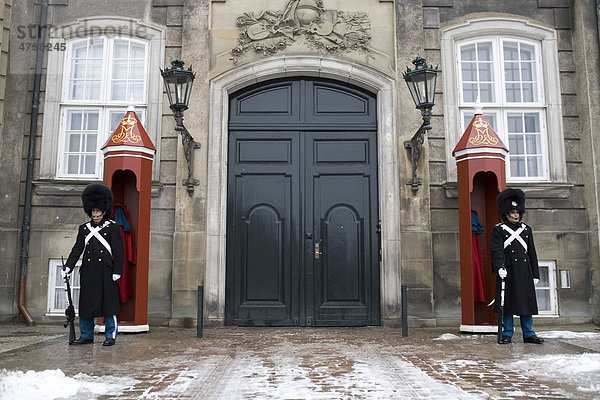 Wachen am Schloss Amalienborg  Kopenhagen  Dänemark  Europa