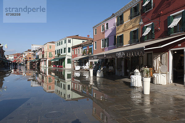 Das winterliche Hochwasser  aqua alta  überspült die Haupteinkaufsstraße  die Häuser spiegeln sich im Wasser  Insel Burano  Venedig  Italien  Südeuropa