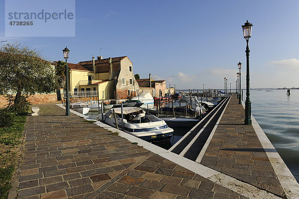 Ein kleiner Sportboothafen auf der Insel Burano  Venedig  Italien  Südeuropa