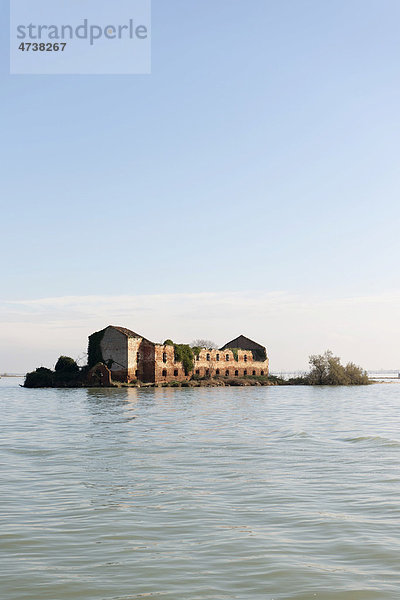 Verlassenes Kloster auf der Insel Isola Madonna del Monte  Lagune von Venedig  Italien  Europa