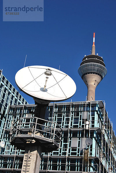 TV Satelliten-Sendeanlage vor dem Gebäude des WDR Landestudios Düsseldorf  hinten der Rheinturm  Düsseldorf  Nordrhein-Westfalen  Deutschland  Europa