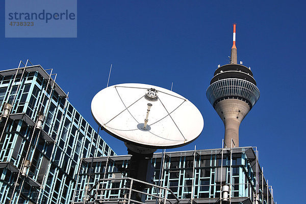 TV Satelliten-Sendeanlage vor dem Gebäude des WDR Landestudios Düsseldorf  hinten der Rheinturm  Düsseldorf  Nordrhein-Westfalen  Deutschland  Europa