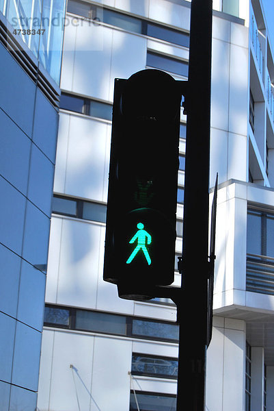 Grünes Licht an einer Fußgängerampel im Medienhafen  Düsseldorf  Nordrhein-Westfalen  Deutschland  Europa