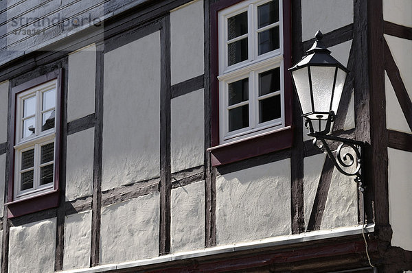 Alte Straßenlampe und Fachwerkhaus  Wernigerode  Sachsen-Anhalt  Deutschland  Europa