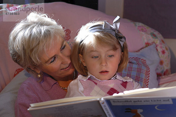 Mutter liest ihrer Tochter vor