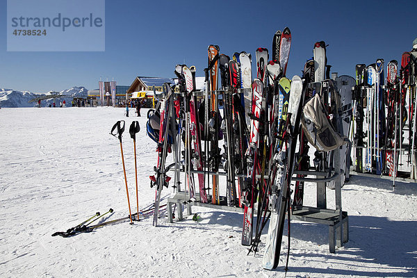 Ständer mit Ski  Gipfelplateau  Wintersportgebiet Kronplatz  2272m  Bruneck  Pustertal  Südtirol  Italien  Europa