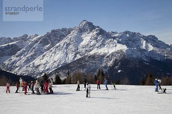 Skischule  Sammelplatz 2060m  Helm  Naturpark Sextener Dolomiten  Vierschach  Sextental  Südtirol  Italien  Europa