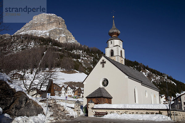 Kirche vor Sellagruppe  Kolfuschg  Colfosco  Gadertal  Badia Abtei  Dolomiten  Südtirol  Italien  Europa