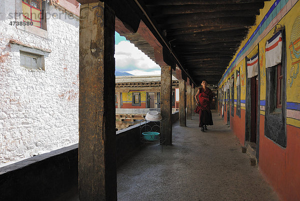 Tibetischer Mönch im Zentraltempel  Kloster Samye nahe Lhasa  Tibet  China  Asien