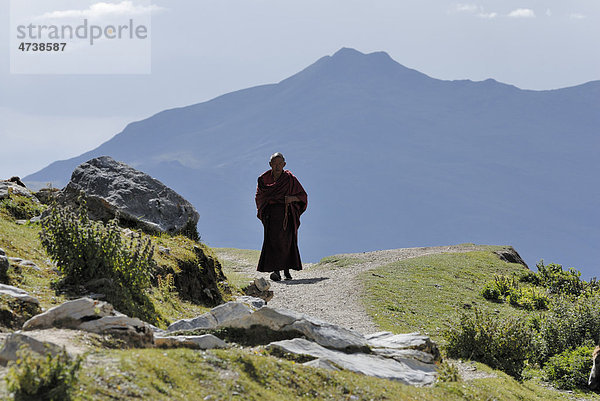 Tibetischer Mönch  Kyichu  Kyi Chu Fluss nahe Kloster Ganden bei Lhasa  Tibet  China  Asien