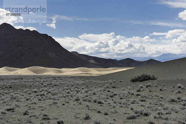 Berglandschaft und Sanddünen zwischen Trakduka und Gyantse  Gyangze  Tibet  China  Asien