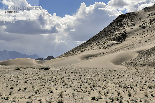 Berglandschaft und Sanddünen zwischen Trakduka und Gyantse  Gyangze  Tibet  China  Asien
