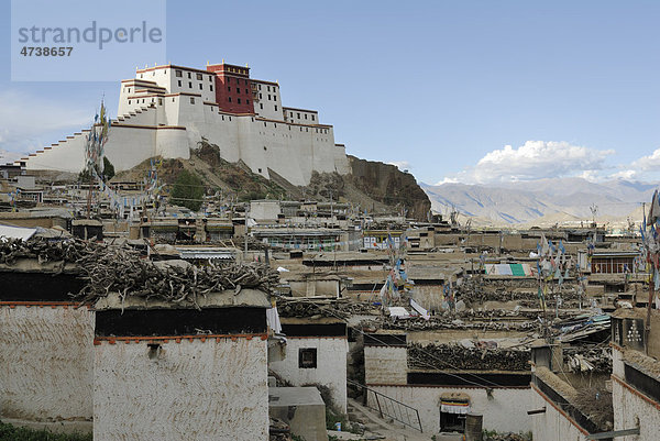 Blick auf die Altstadt und den wiederaufgebauten Dzong von Shigatse  Shigatse  Tibet  China  Asien