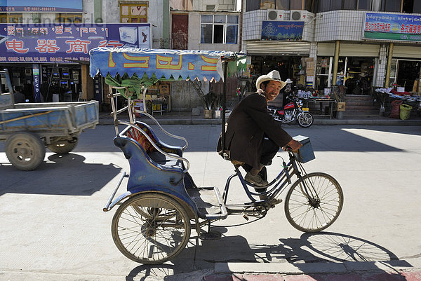 Rikschafahrer in der Altstadt von Shigatse  Tibet  China  Asien