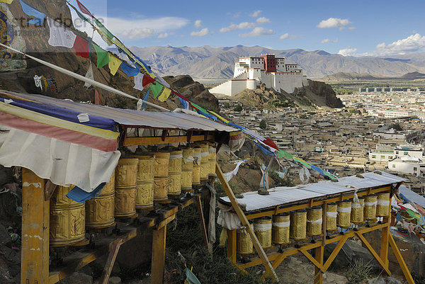 Gebetsmühlen  Blick auf die Altstadt und den wiederaufgebauten Dzong von Shigatse  Shigatse  Tibet  China  Asien