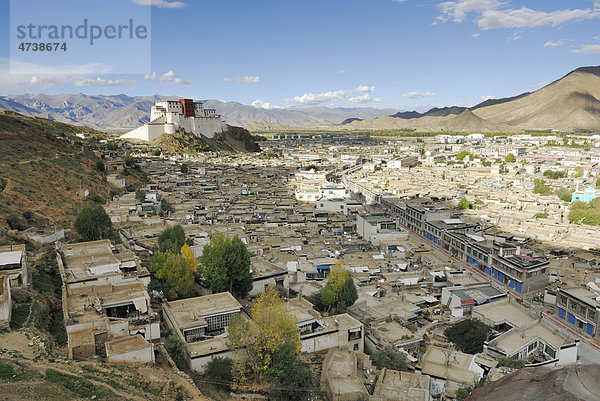 Blick auf die Altstadt und den wiederaufgebauten Dzong von Shigatse  Shigatse  Tibet  China  Asien