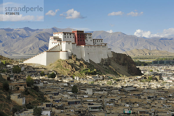 Blick auf die Altstadt und den wiederaufgebauten Dzong von Shigatse  Shigatse  Tibet  China  Asien