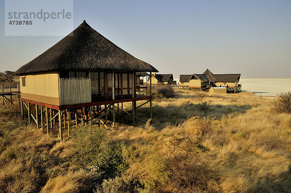 Luxuriöse Chalets des Onkoshi Camps an der Etosha-Pfanne  Etosha-Nationalpark  Namibia  Afrika