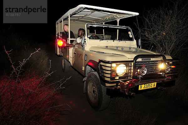 Nachtsafari mit einem Ranger der Namibia Wildlife Resorts  nahe dem Onkoshi Camp  Etosha-Nationalpark  Namibia  Afrika
