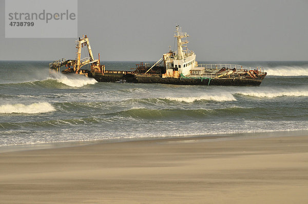 Schiffswrack an der Skelettküste bei Henties Bay  Namibia  Afrika