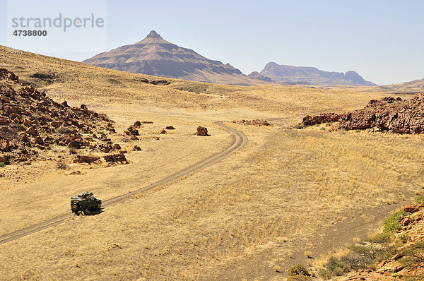 Safari-Fahrzeug in den Mik-Bergen  Damaraland  Namibia  Afrika