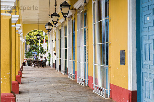 Kolonialhäuser  Säulen  Remedios  Santa Clara Provinz  Kuba  Zentralamerika