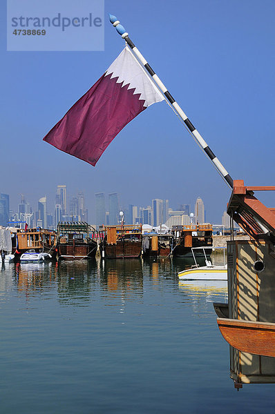 Dhaus vor der Skyline der Neustadt  Business District  Doha  Katar  Naher Osten