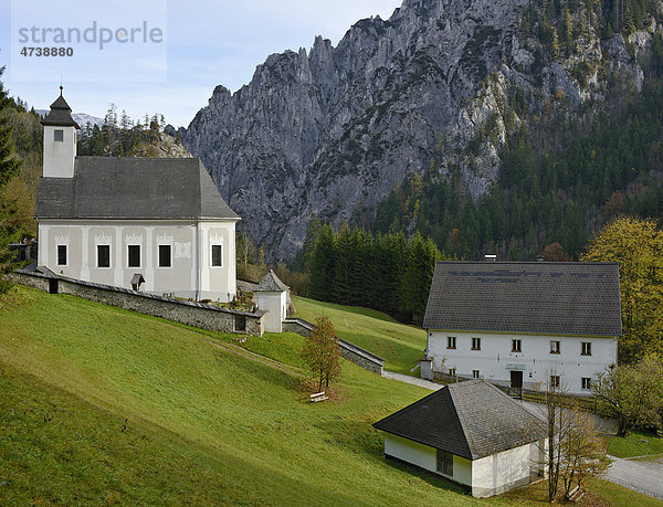 Kirche mit Friedhof und Pfarrhof  Johnsbach  Gesäuse  Steiermark  Österreich  Europa