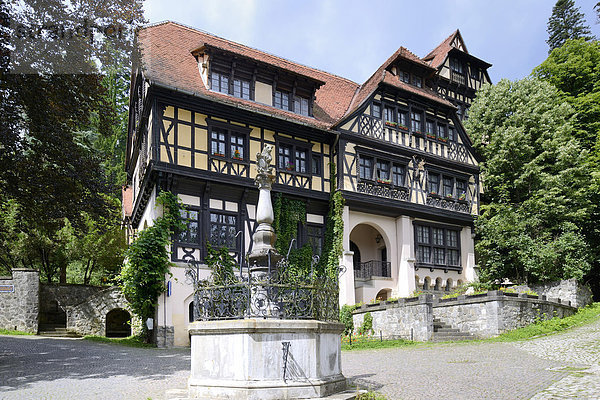 Nebengebäude des Schloss Peles  Sinaia  Rumänien  Europa