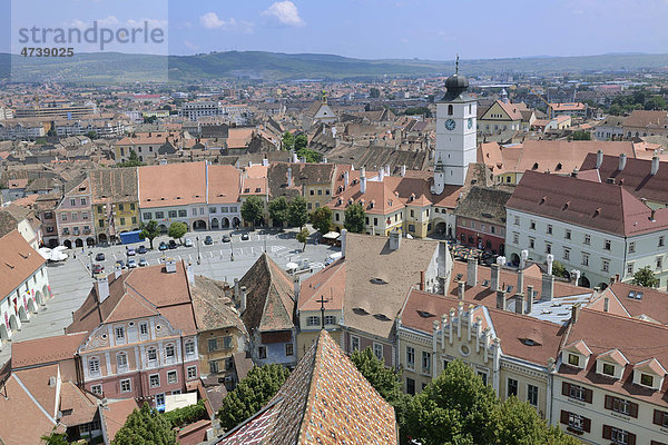 Blick vom Turm der evangelischen Stadtkirche auf Altstadt mit altem Ratsturm  Sibiu  Hermannstadt  Rumänien  Europa