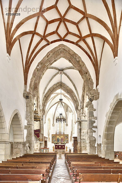 Blick zum gotischen Altar  darüber Kreuzrippengewölbe  Kirchenburg von Prejmer  UNESCO Weltkulturerbe  Burzenland  Rumänien  Europa