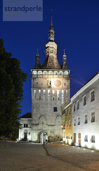 Stundturm am Abend  Altstadt  UNESCO Weltkulturerbe  Sighisoara oder Schässburg  Siebenbürgen  Rumänien  Europa