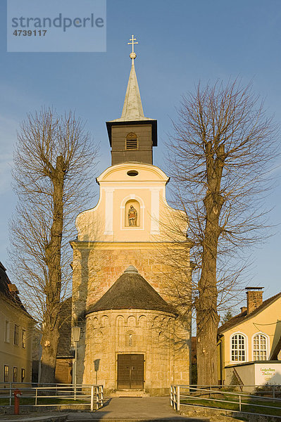 Kirche Maria Empfängnis mit romanischer Apsis  12. Jh.  Thernberg  Bucklige Welt  Niederösterreich  Österreich  Europa