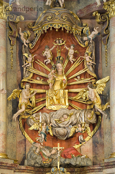 Hochaltar mit thronender Gnadenmadonna  14. Jh.  Kirche Walpersbach  Bucklige Welt  Niederösterreich  Österreich  Europa