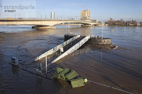 Hochwasser am Rhein  Blick auf die Deutzer Brücke mit dem ehemaligen Lufthansagebäude  Köln  Nordrhein-Westfalen  Deutschland  Europa
