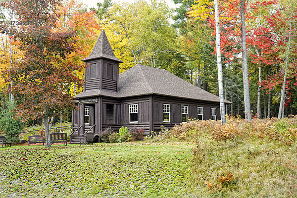Historische Holzkirche  Indian summer  Maine  United States  USA