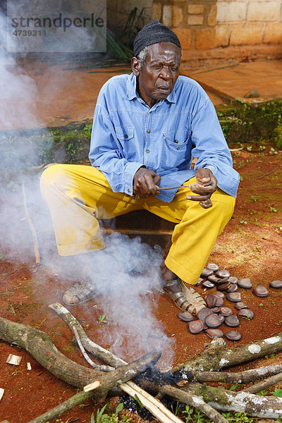 Mann bei der Herstellung von traditionellen Fuß- und Handrasseln  Juju Rattles aus Uyot  Bafut  Kamerun  Afrika