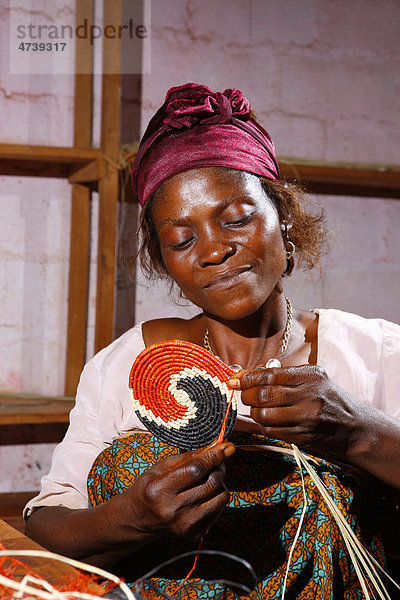 Frau bei der Herstellung von Matten  Tischset  aus Naturfasern  Bafut  Kamerun  Afrika