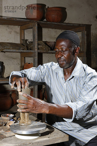 Mann mit Tonfigur  Herstellung von Töpfereiprodukten  Bamessing  Kamerun  Afrika