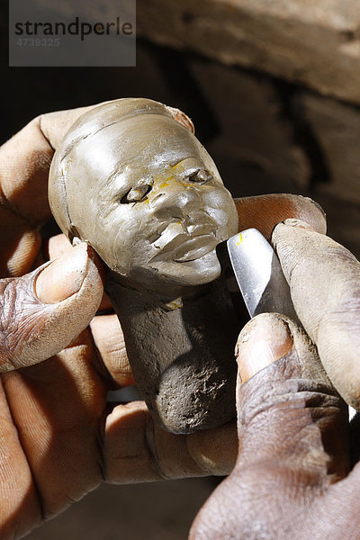 Männlicher Kopf aus Ton  Herstellung von Töpfereiprodukten  Bamessing  Kamerun  Afrika