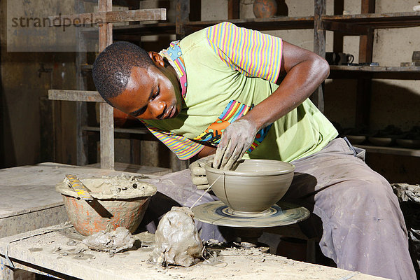 Mann an der Drehscheibe  Herstellung von Töpfereiprodukten  Bamessing  Kamerun  Afrika