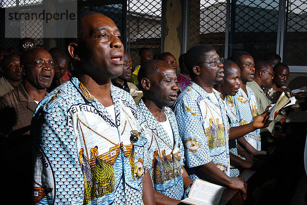 Singende Männer beim Sonntagsgottesdienst  Bamenda  Kamerun  Afrika